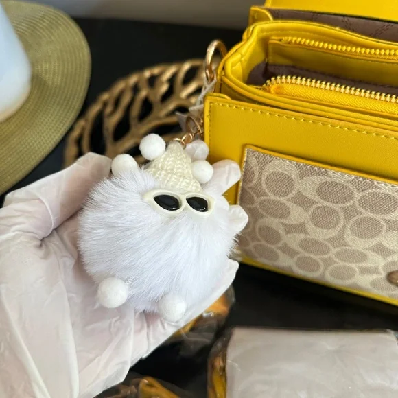 Chic Yellow Canvas Shoulder/Cross Body with Gold Hardware & Bonus Straps BNWT - Picture 9 of 17